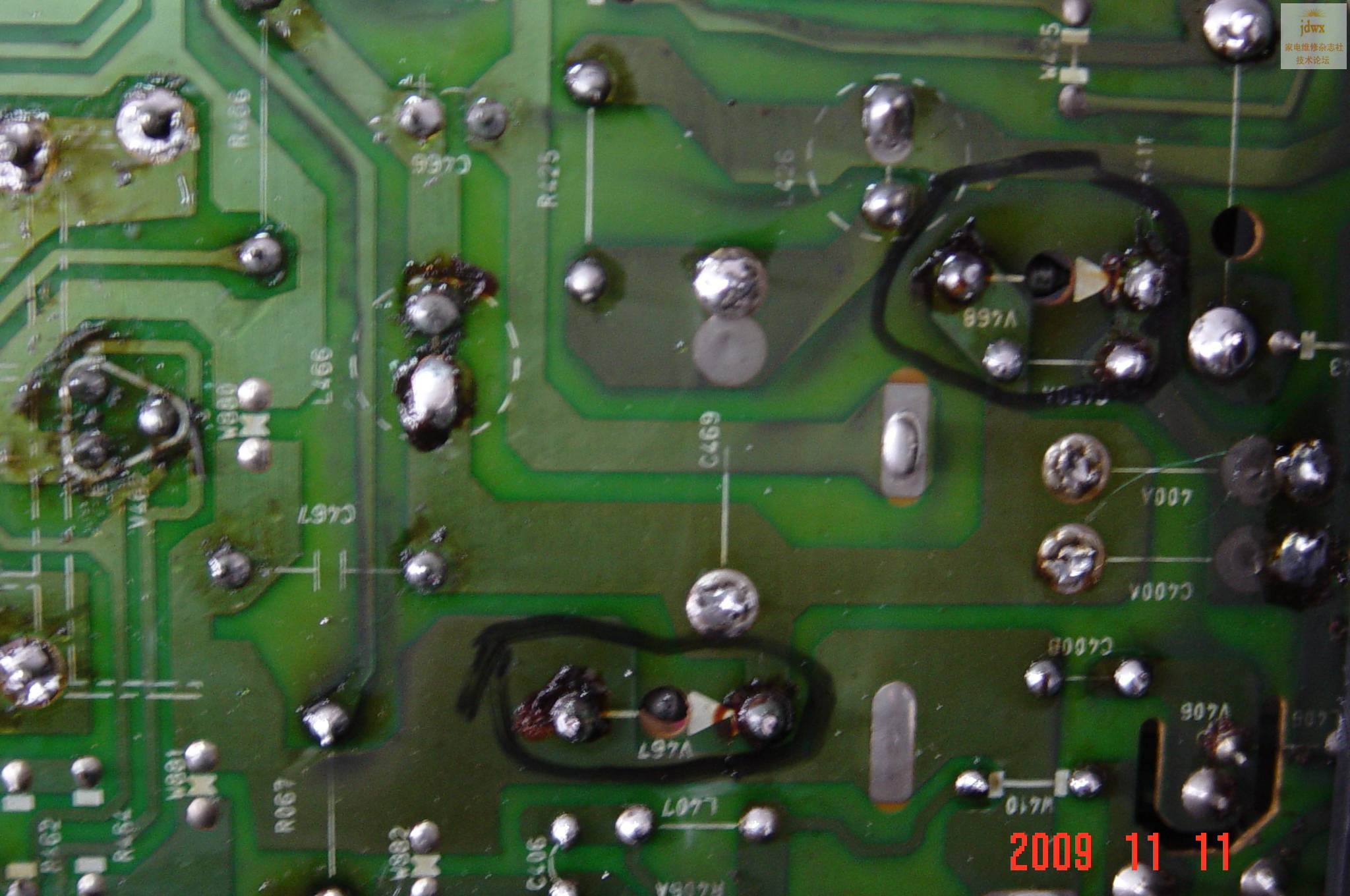 :长虹D2523A枕行失真,屡烧V462(D880) ------------------------------ 检查一下电容器C427再说。 ------------------------------ 这个故障现象是图象桶形失真,但不烧行管,查修前一直在观看,查是V462CE击穿,R466烧断路,查V468 V467 C467 C469 C458A 均正常,但更换了两只D880,在开机几秒R466就冒烟,D880击穿,现已将与其有关电容都换了,L426更换L466重绕,V462更换一只功率更大的,不