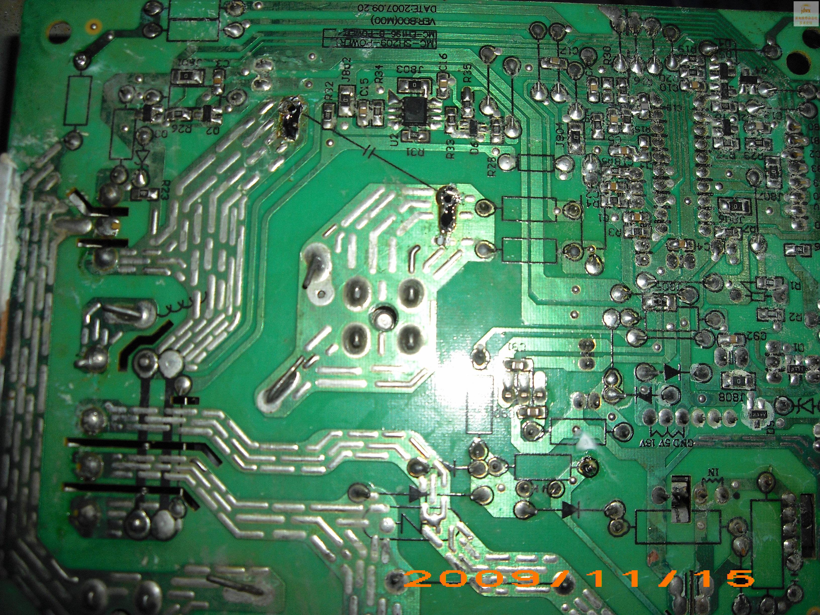 美的MC-SH209指示灯全部亮一下就熄灭,风扇也是传一下就停,5V,18V都正常,在路测量未见损坏的件,本人刚开始接触电磁炉。求大师指教。 --------------------------------- 开机有滴声吗?我估计是CPU没工作,检查5V供电 复位 时钟震荡吧试代换一下晶振看看吧祝你好运 --------------------------------- 可控硅2师傅,开机有一滴声,CPU5V正常,没看到晶振,又无图纸,无CPU引脚资料,继续。 ----------------------