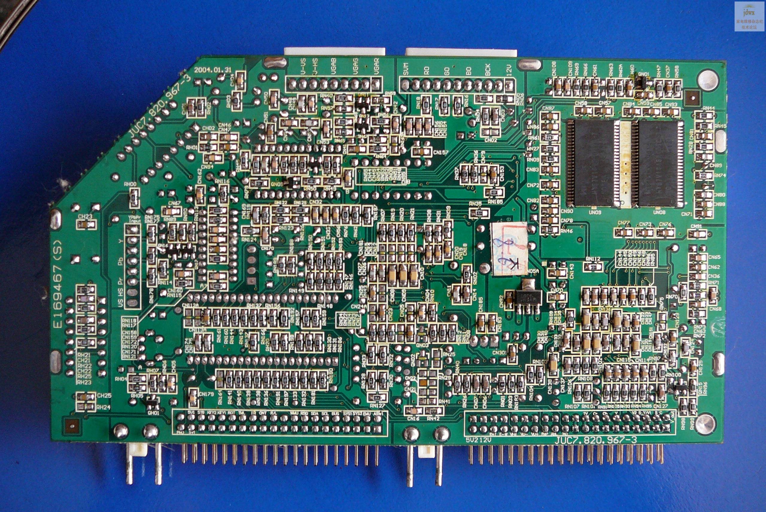 (755.55 KB) ------------------------------ 开机没有高压,+B电压145V,灯丝电压用交流档测4.7V,灯丝电压哪来的 ------------------------------ 原装拆机保用半年的 180一张 我们是包换 不是保修的哈 需要请联系哦 ------------------------------ 气死我了,我买了一块数字板回来还是一样的,我问卖数字板的师傅,他叫我查偏转,我用普通的偏转接上行偏,场偏不取竖起一条亮线,换一个相同的偏转一切正常,各